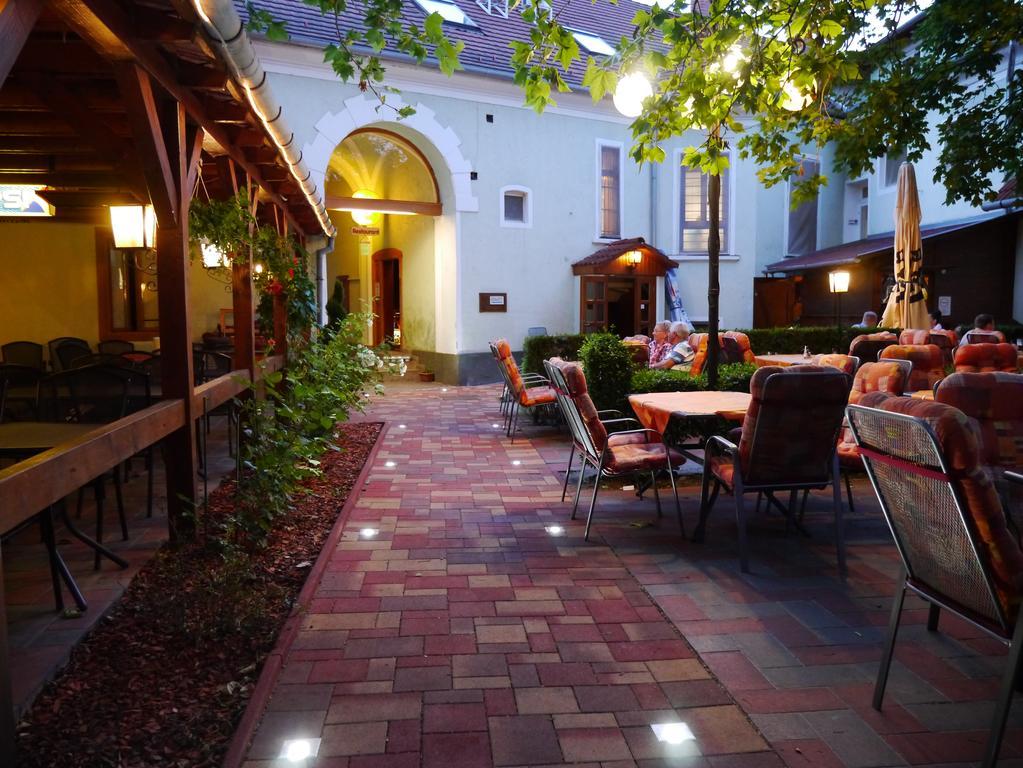 Tinódi Fogadó Sárvár Exterior foto